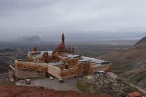 İshak Paşa Sarayı