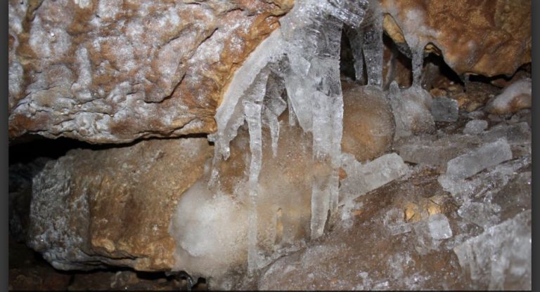 The ice cave . 3. Fotoğraf