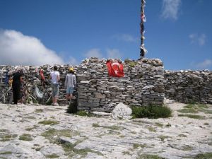 The peak and the tomb of Sarıkız