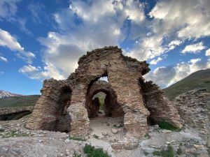 Muş Arak Kilisesi (Kutsal Havariler Manastırı)