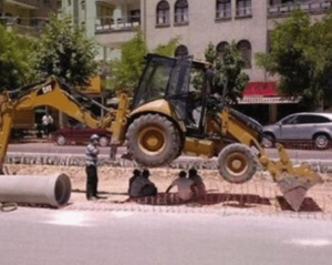 Umarell: İş Makinesi İzleyen Dayılar