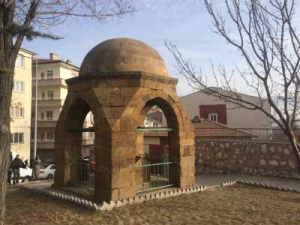 The four-legged tomb