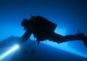 Dive with a horizontal tube