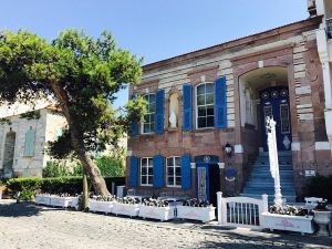 The Lola 38 Hotel